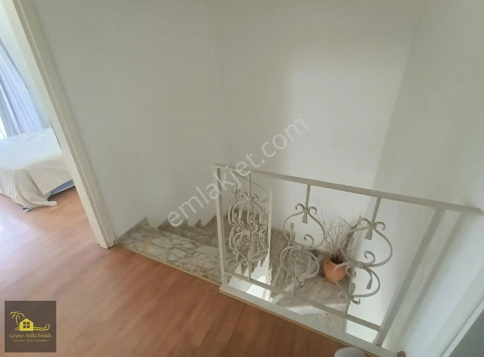 Alaçatı'da Eşyalı Kiralık Dubleks Villa Atilla Emlak