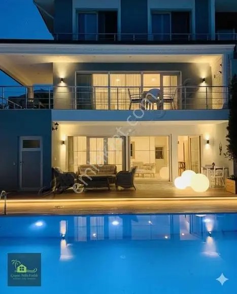 Çeşme Boyalığa Çok Yakın Yamaç'da Deniz Manzaralı Villa