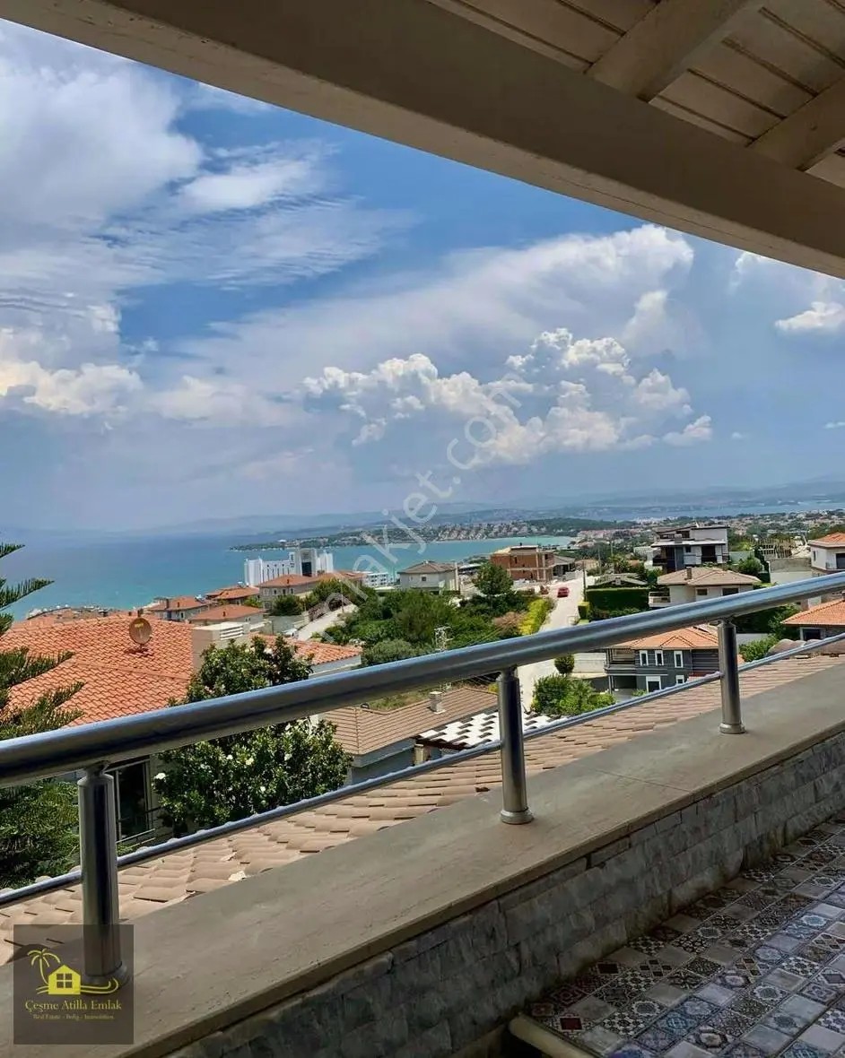Çeşme Boyalığa Çok Yakın Yamaç'da Deniz Manzaralı Villa