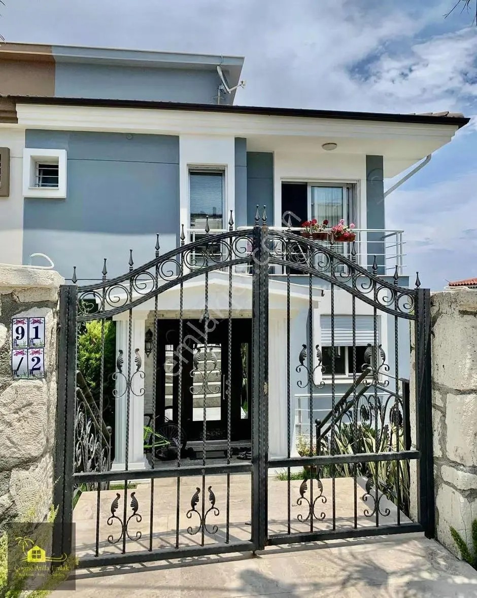 Çeşme Boyalığa Çok Yakın Yamaç'da Deniz Manzaralı Villa