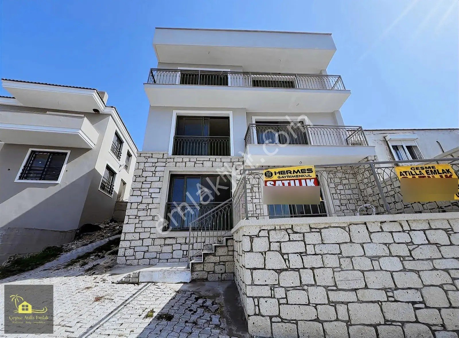 Çeşme'de Satılık Deniz Manzaralı Geniş Teraslı 3+1 Daire