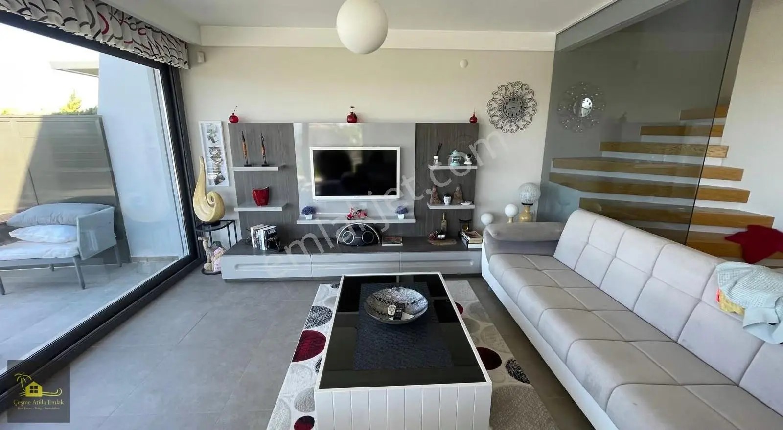 Çeşme'de Ful Deniz Manzaralı Satılık 4+1 Villa