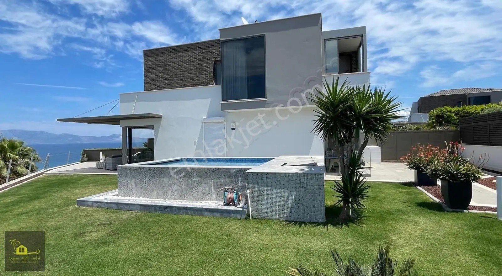 Çeşme'de Ful Deniz Manzaralı Satılık 4+1 Villa