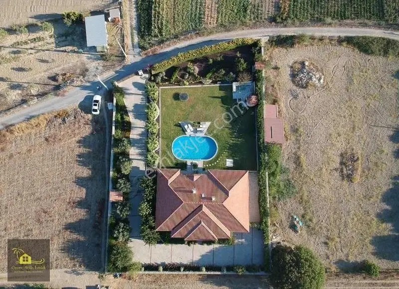 Çeşme'de Satılık 4700m2 Arsa İçerisinde Tek Katlı Müstakil Villa