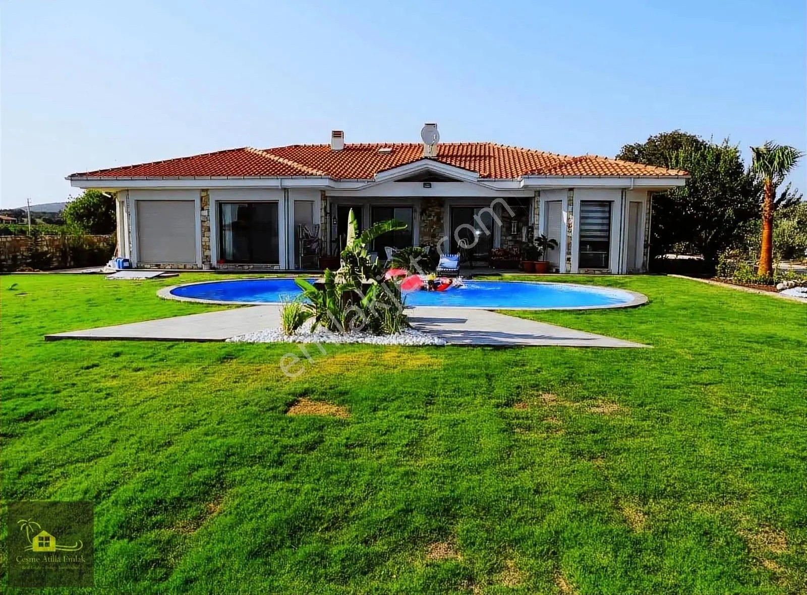 Çeşme'de Satılık 4700m2 Arsa İçerisinde Tek Katlı Müstakil Villa