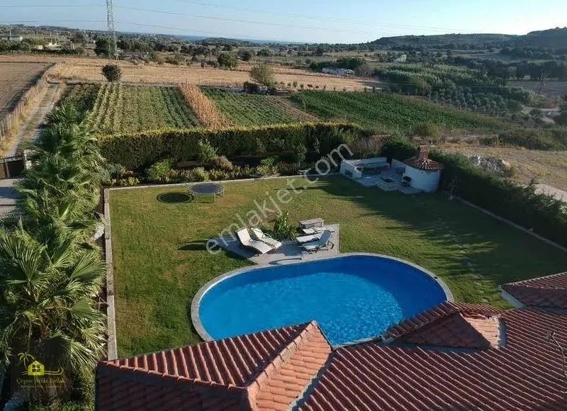 Çeşme'de Satılık 4700m2 Arsa İçerisinde Tek Katlı Müstakil Villa