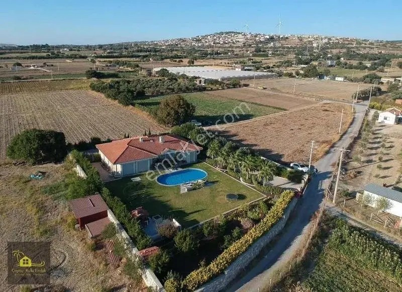 Çeşme'de Satılık 4700m2 Arsa İçerisinde Tek Katlı Müstakil Villa