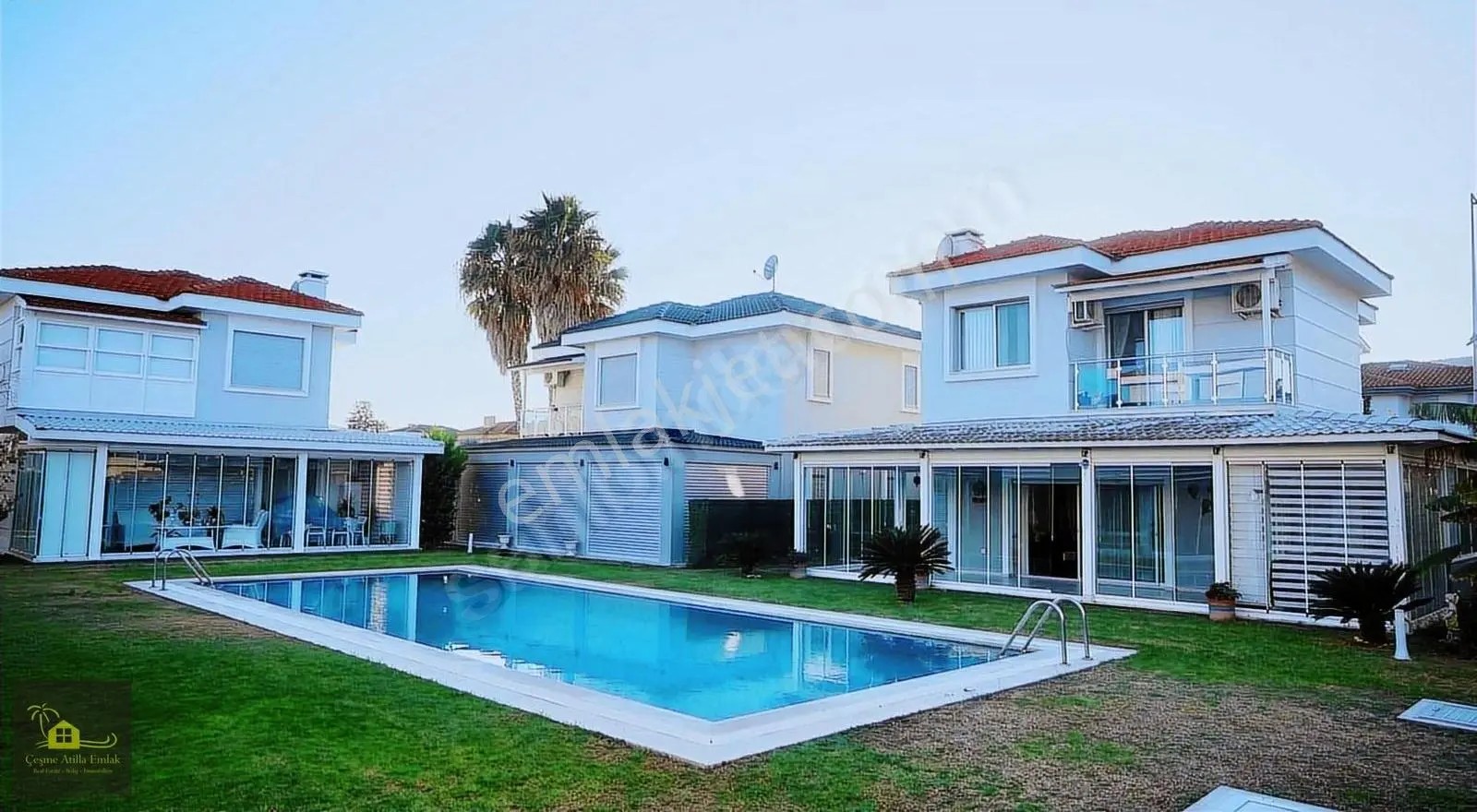 Alaçatı Göbenede Satılık Site İçerisinde Havuzlu 4+1 Villa