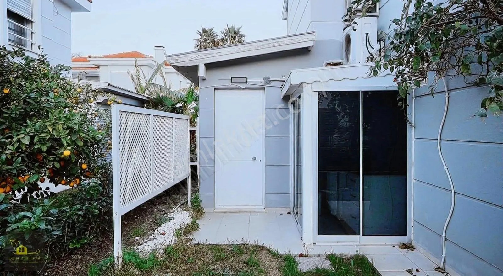 Alaçatı Göbenede Satılık Site İçerisinde Havuzlu 4+1 Villa