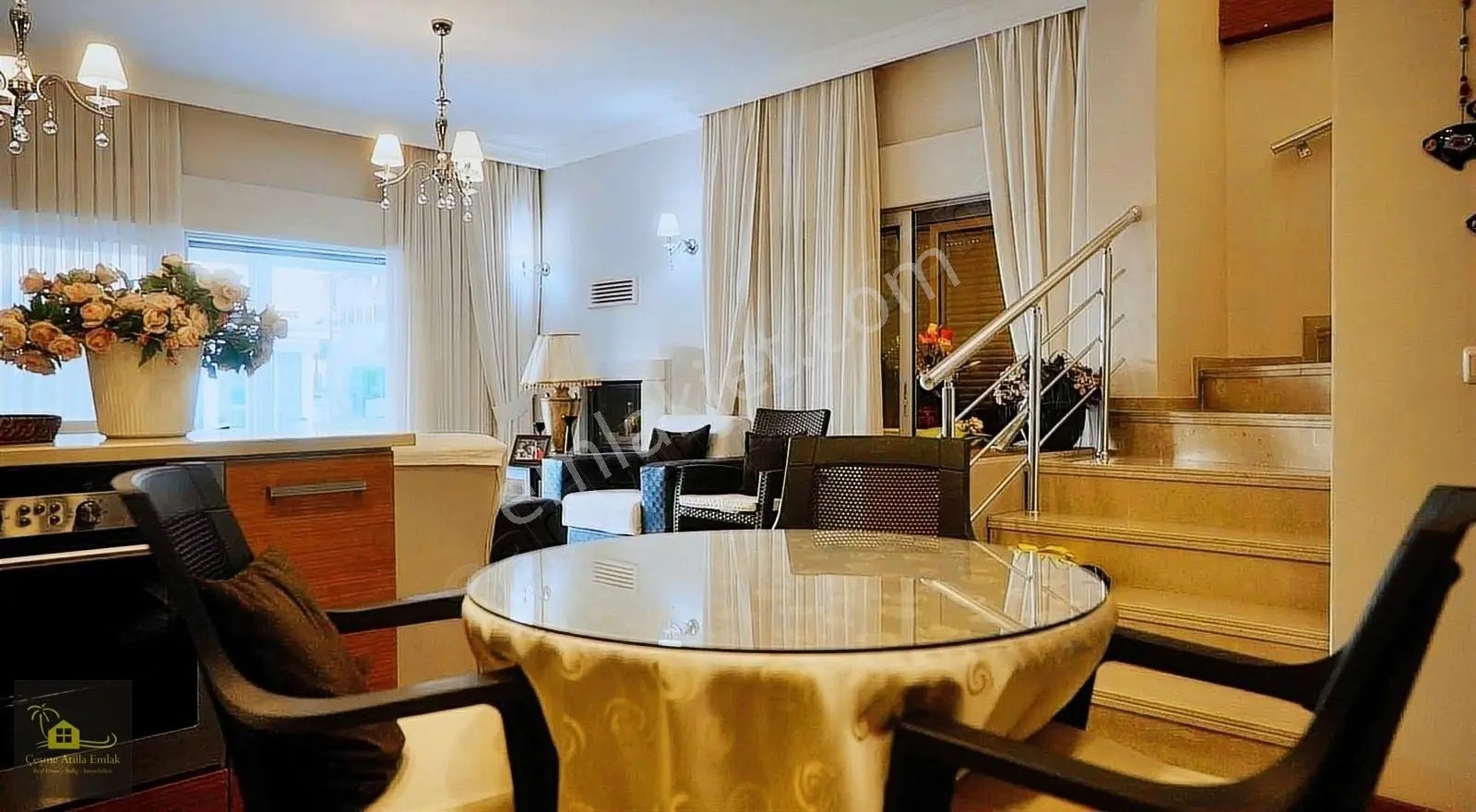 Alaçatı Göbenede Satılık Site İçerisinde Havuzlu 4+1 Villa