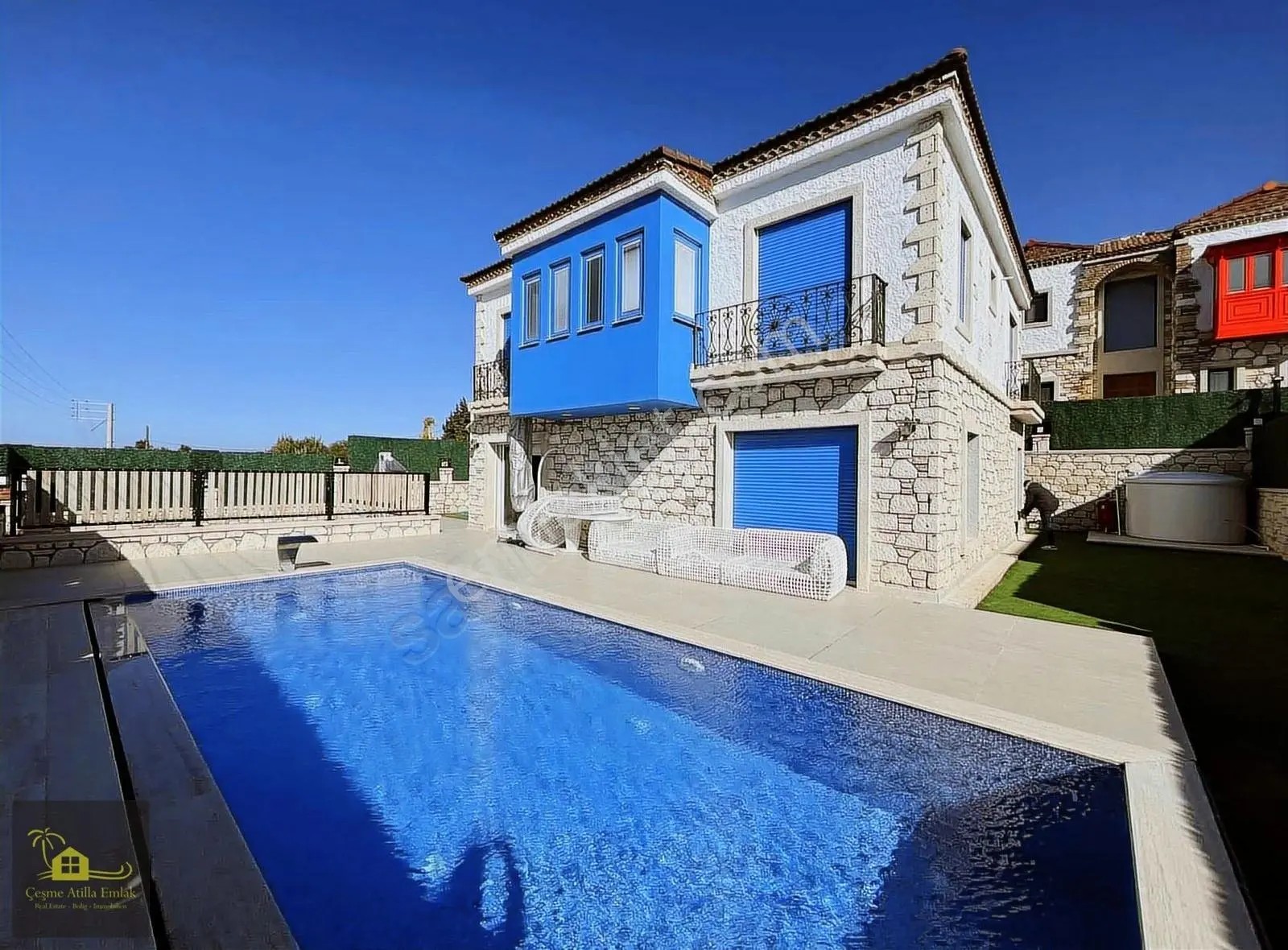 Çeşme'de Satılık Tam Müstakil 4+1 420 M2 Arsa Paylı