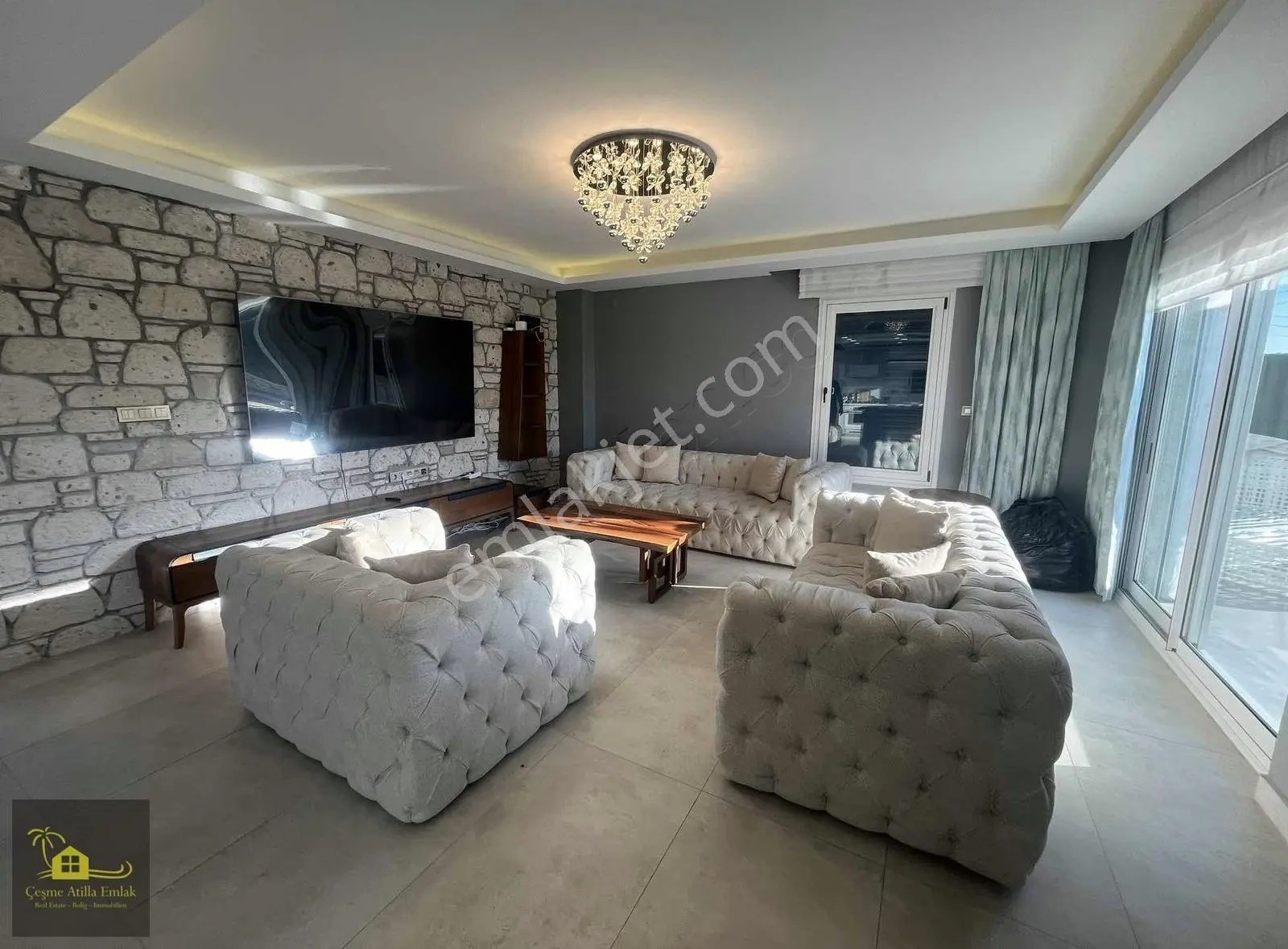 Çeşme'de Satılık Tam Müstakil 4+1 420 M2 Arsa Paylı