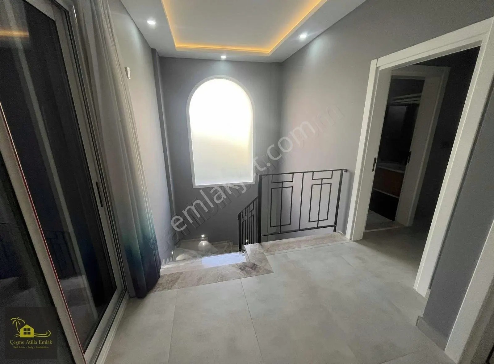 Çeşme'de Satılık Tam Müstakil 4+1 420 M2 Arsa Paylı