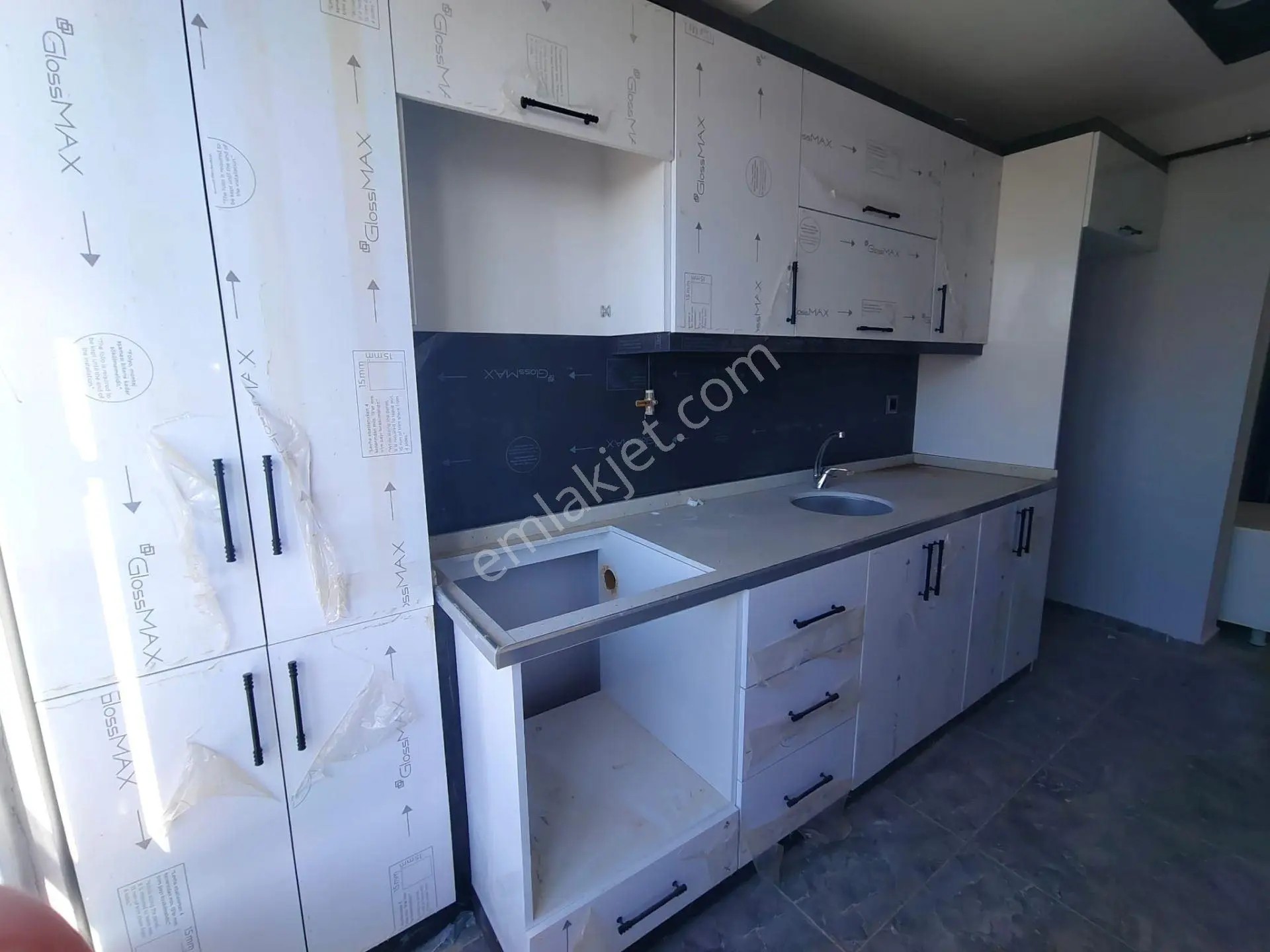 Emlak 72 Den Fatih Mahalles' İnde 2+0 Kiralık Daire