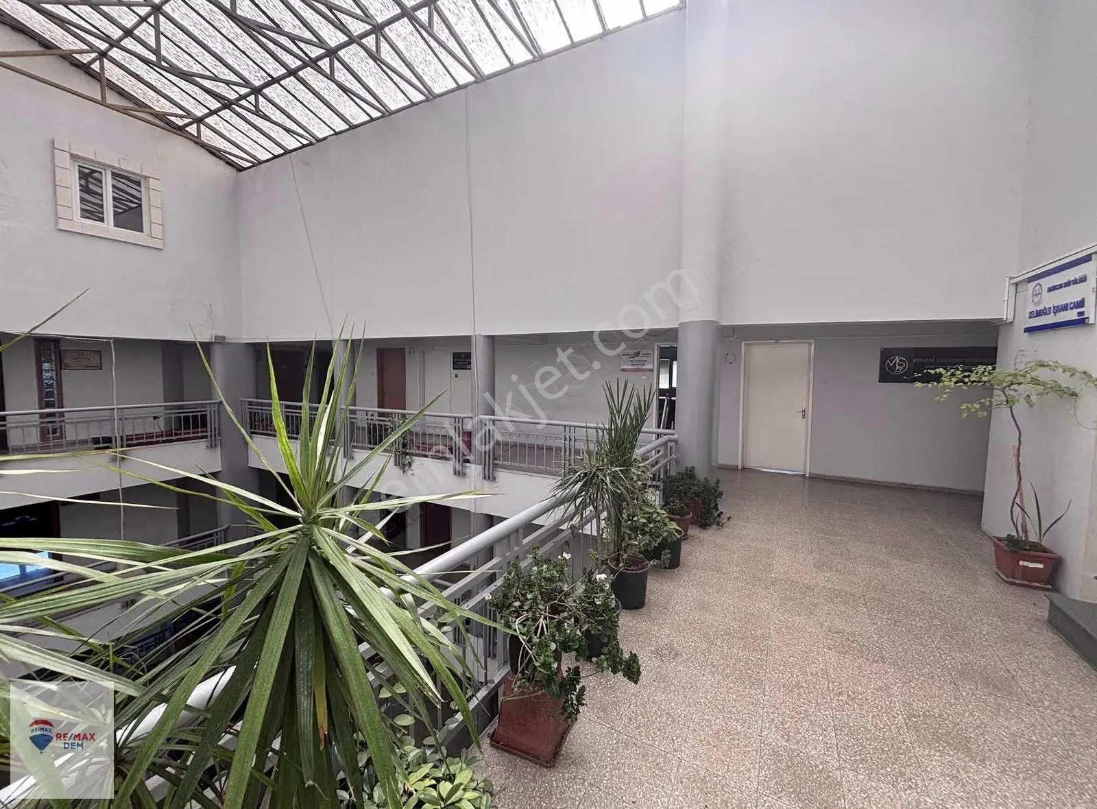 Remax Dem'den Selimoğlu İş Merkezinde Satılık Ofis