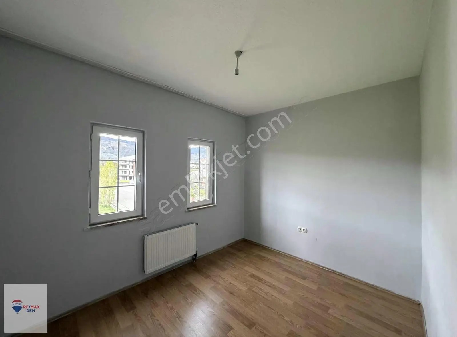 Remax Dem'den Kavakyolu 2. Etap Ara Kat Borçsuz Satılık Daire