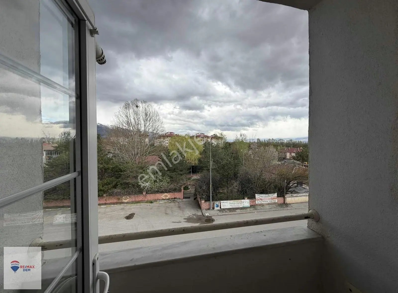 Remax Dem'den Kavakyolu 2. Etap Ara Kat Borçsuz Satılık Daire