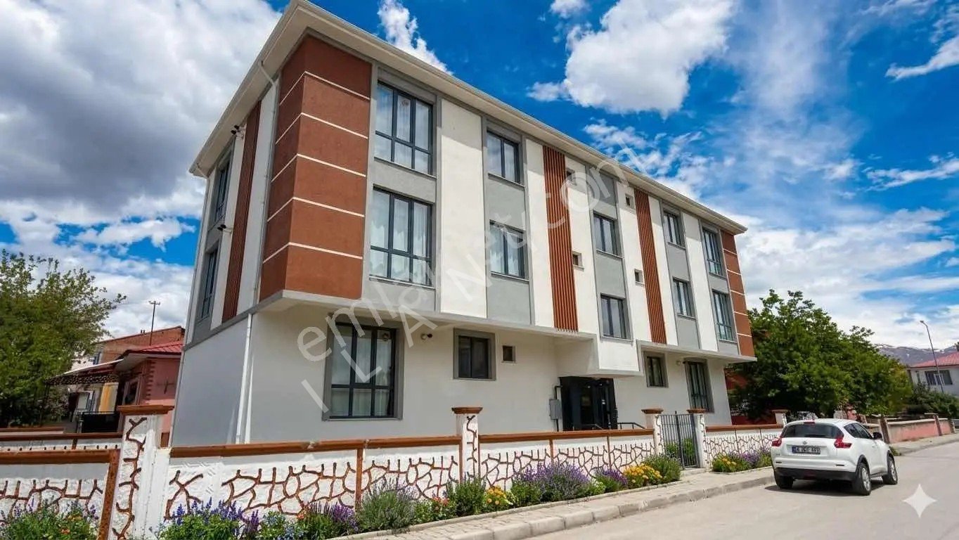 Remax Dem'den Cumhuriyet Mah. Alttan Isıtmalı 2+0 Kiracılı Daire