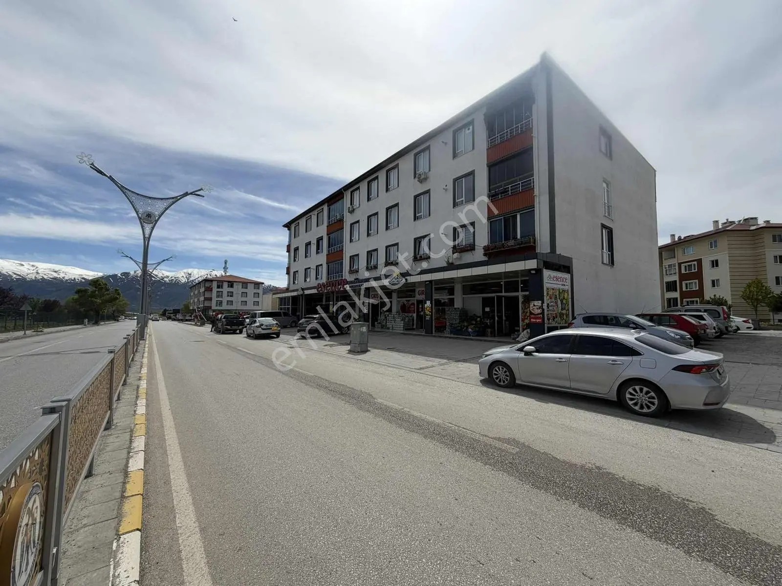 Remax Dem'den 13 Şubat Caddesinde 4+1 Satılık Daire