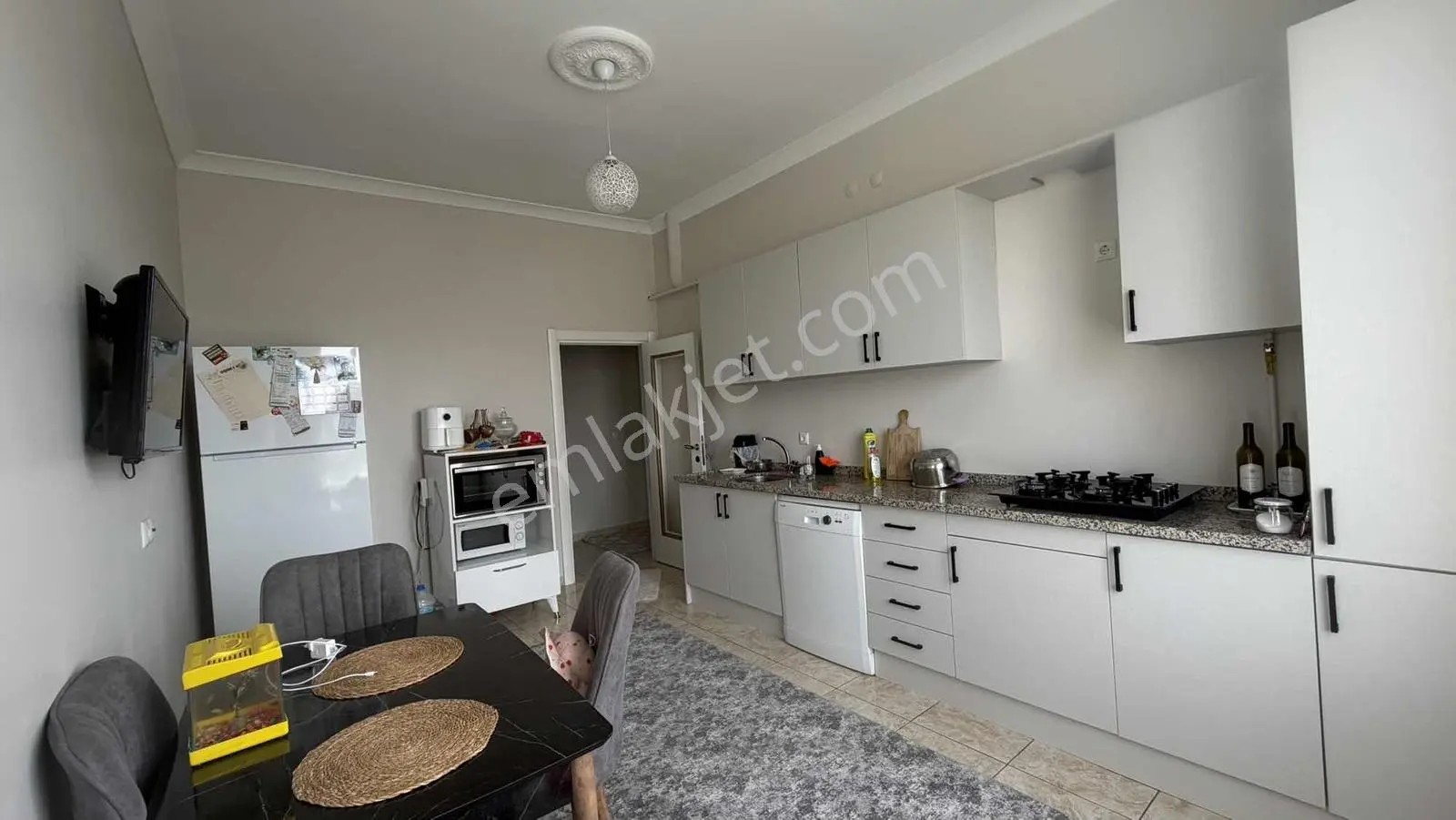 Remax Dem'den 13 Şubat Caddesinde 4+1 Satılık Daire