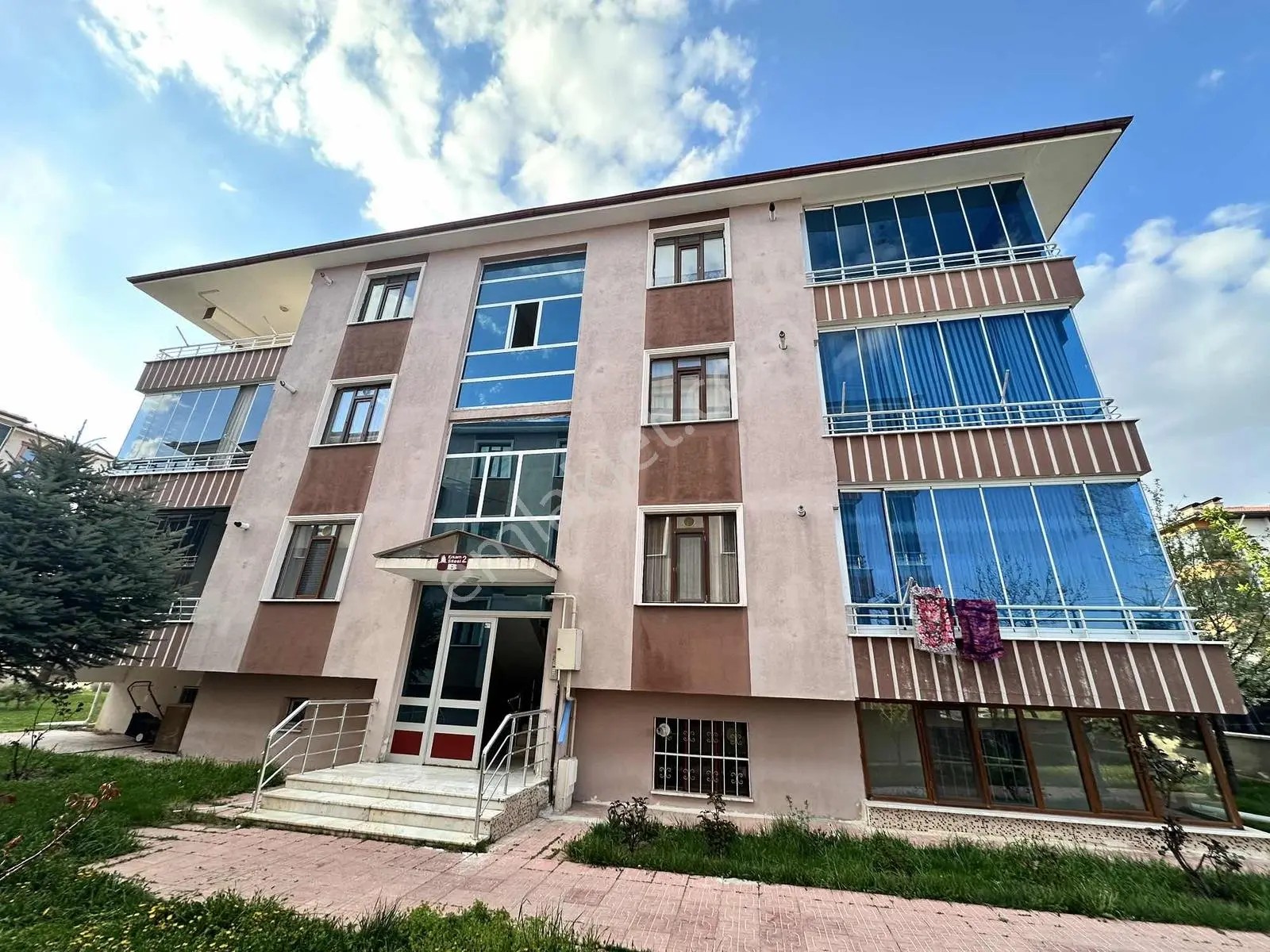 Remax Dem'den Demirkent Mahallesinde 3+1 Satılık Yarı Bodrum