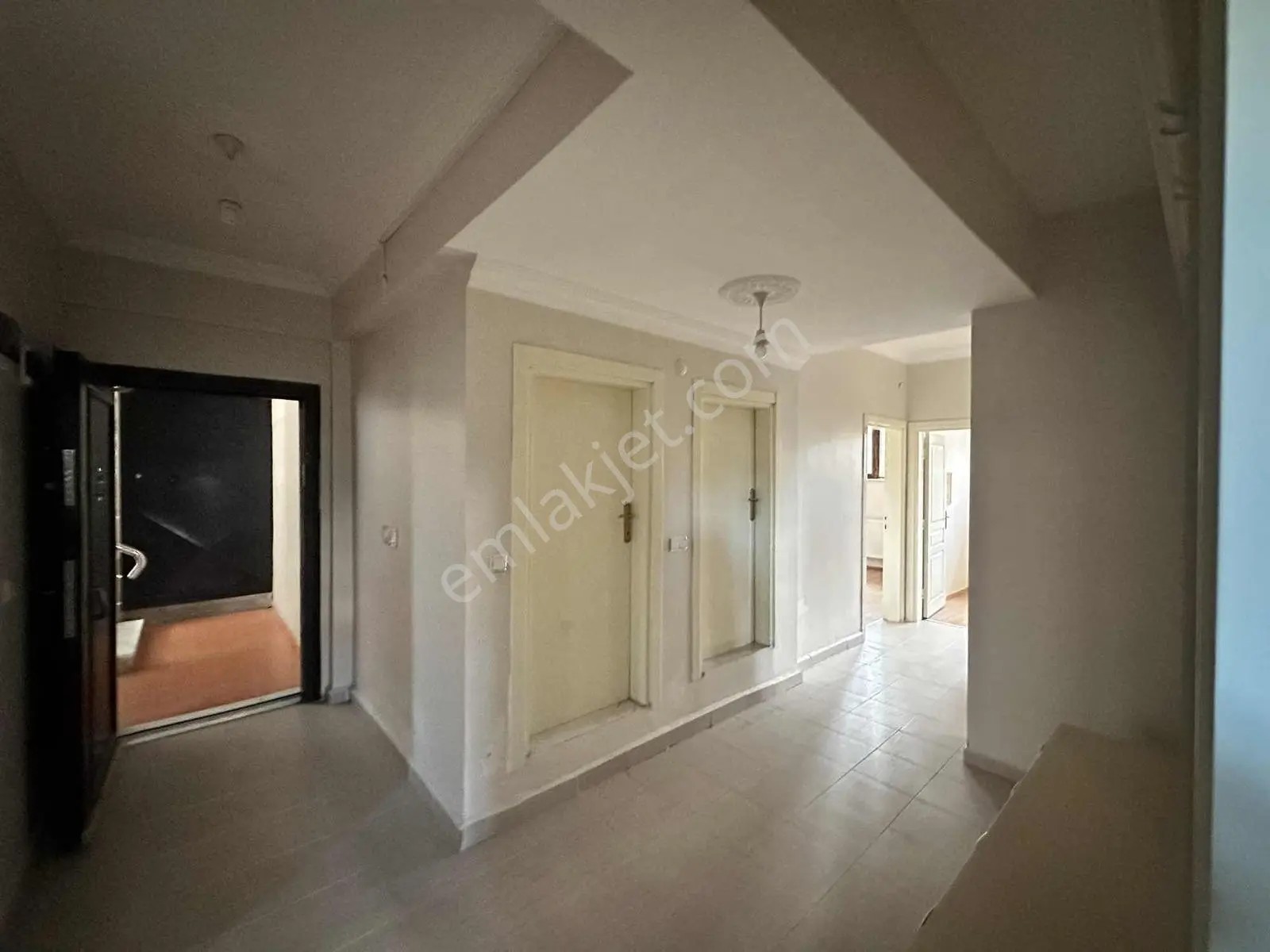 Remax Dem'den Demirkent Mahallesinde 3+1 Satılık Yarı Bodrum