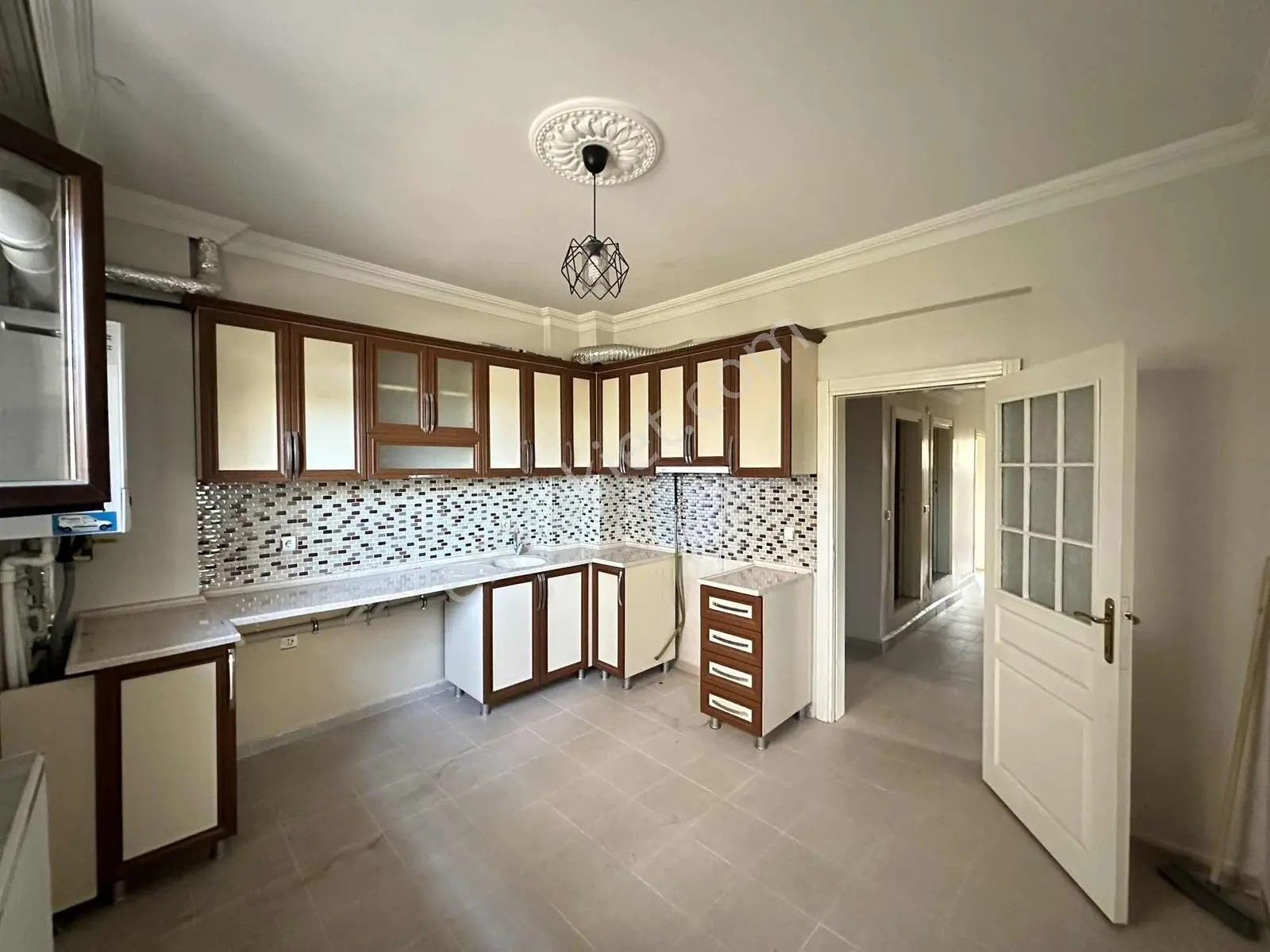 Remax Dem'den Demirkent Mahallesinde 3+1 Satılık Yarı Bodrum