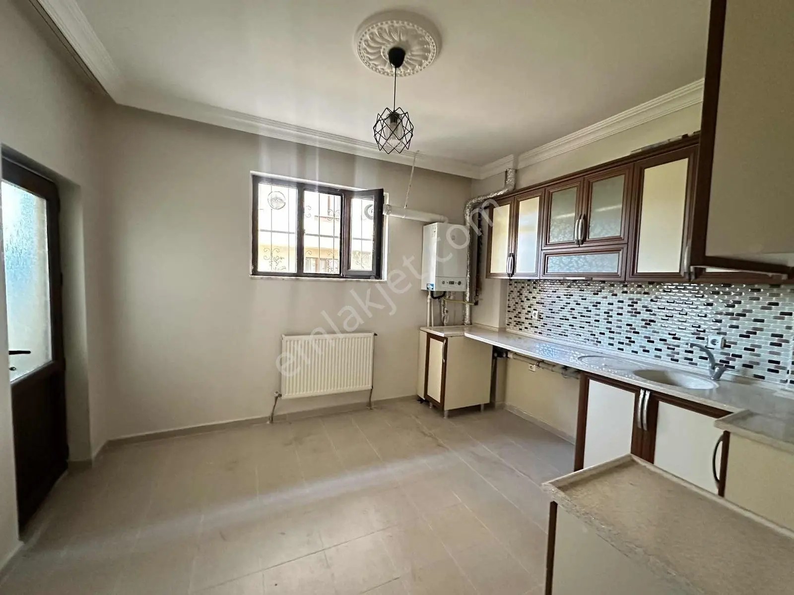 Remax Dem'den Demirkent Mahallesinde 3+1 Satılık Yarı Bodrum