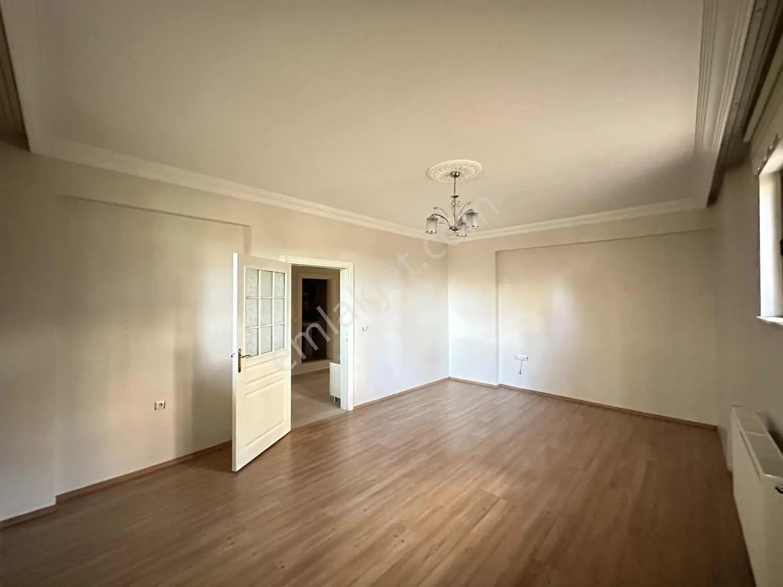 Remax Dem'den Demirkent Mahallesinde 3+1 Satılık Yarı Bodrum