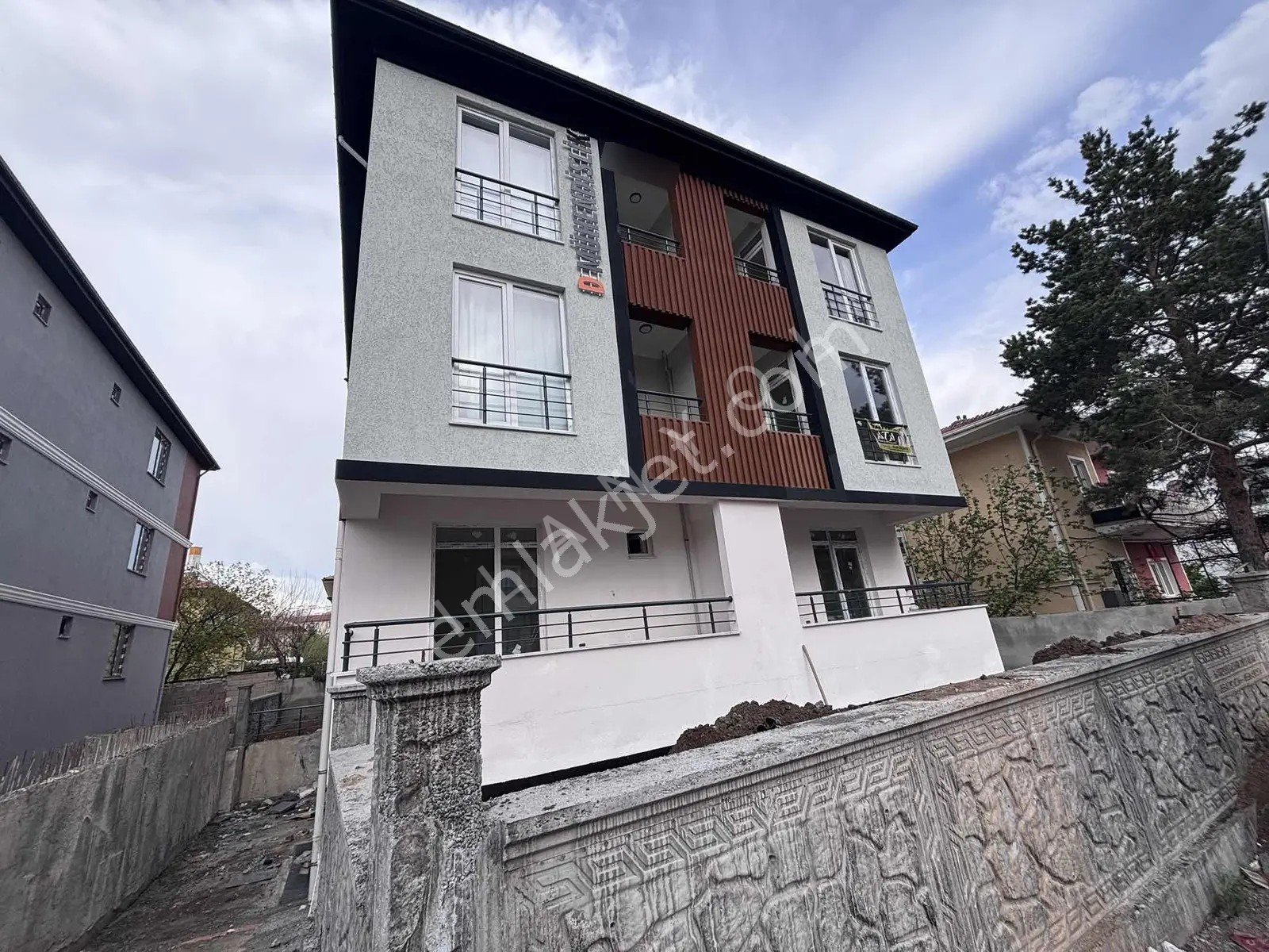 Remax Dem'den Diş Hastanesi Yakınında 2+0 Kiralık Daire