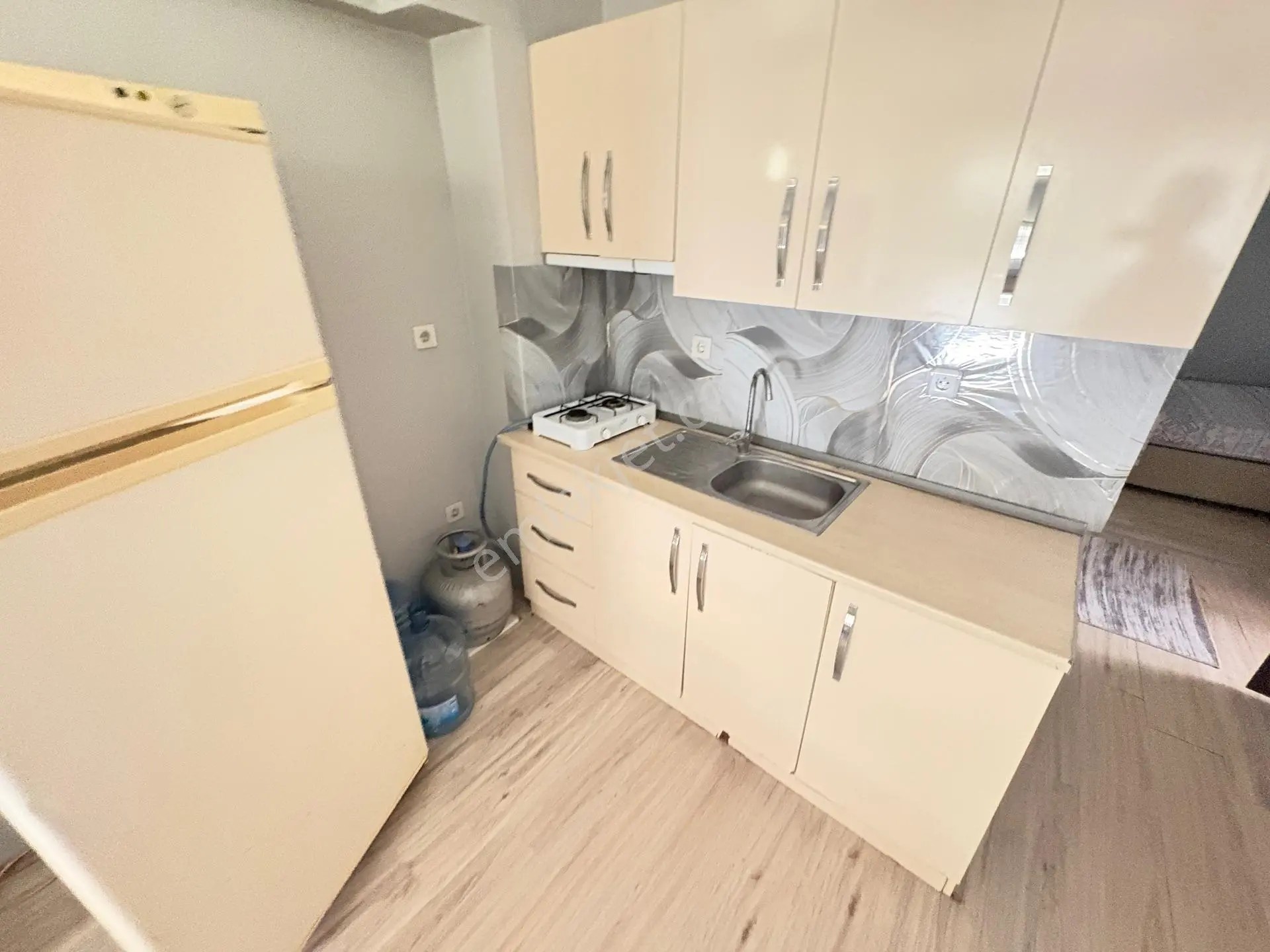 Marmara'dan Ayşekadın'da Ana Cadde Üzerinde 1+1 Kiralık Daire