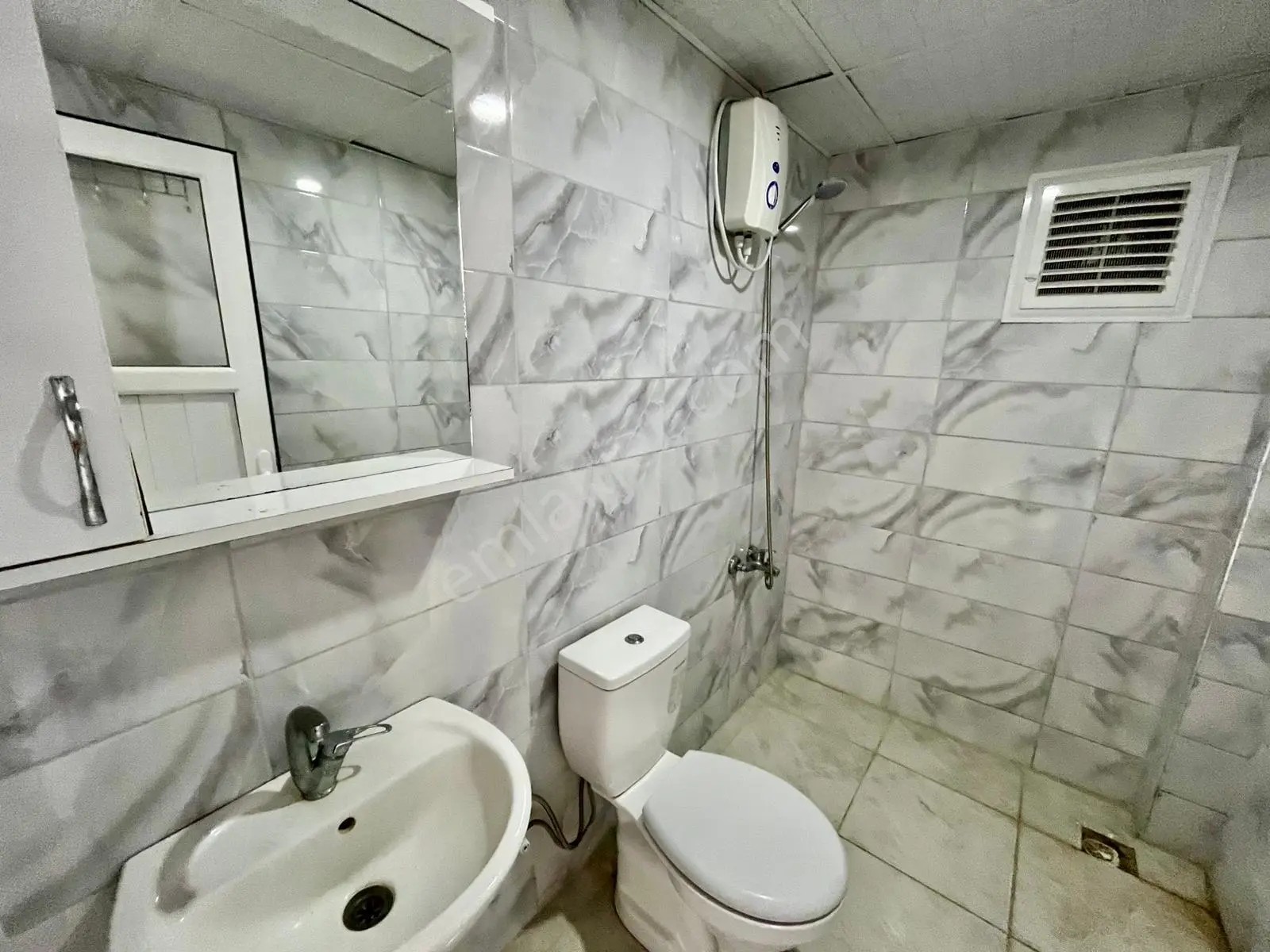 Amazon'dan Piazza Civarı 1+1 Klimalı Kiralık Fırsat Daire !!!