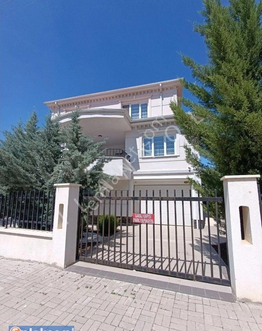 Yunuskent'te 515 M² Arsa İçinde 5+1 Dubleks Villa 370 M2 Brüt 2 Adet Garaj Ve 2 Adet Kiler Ve Depo