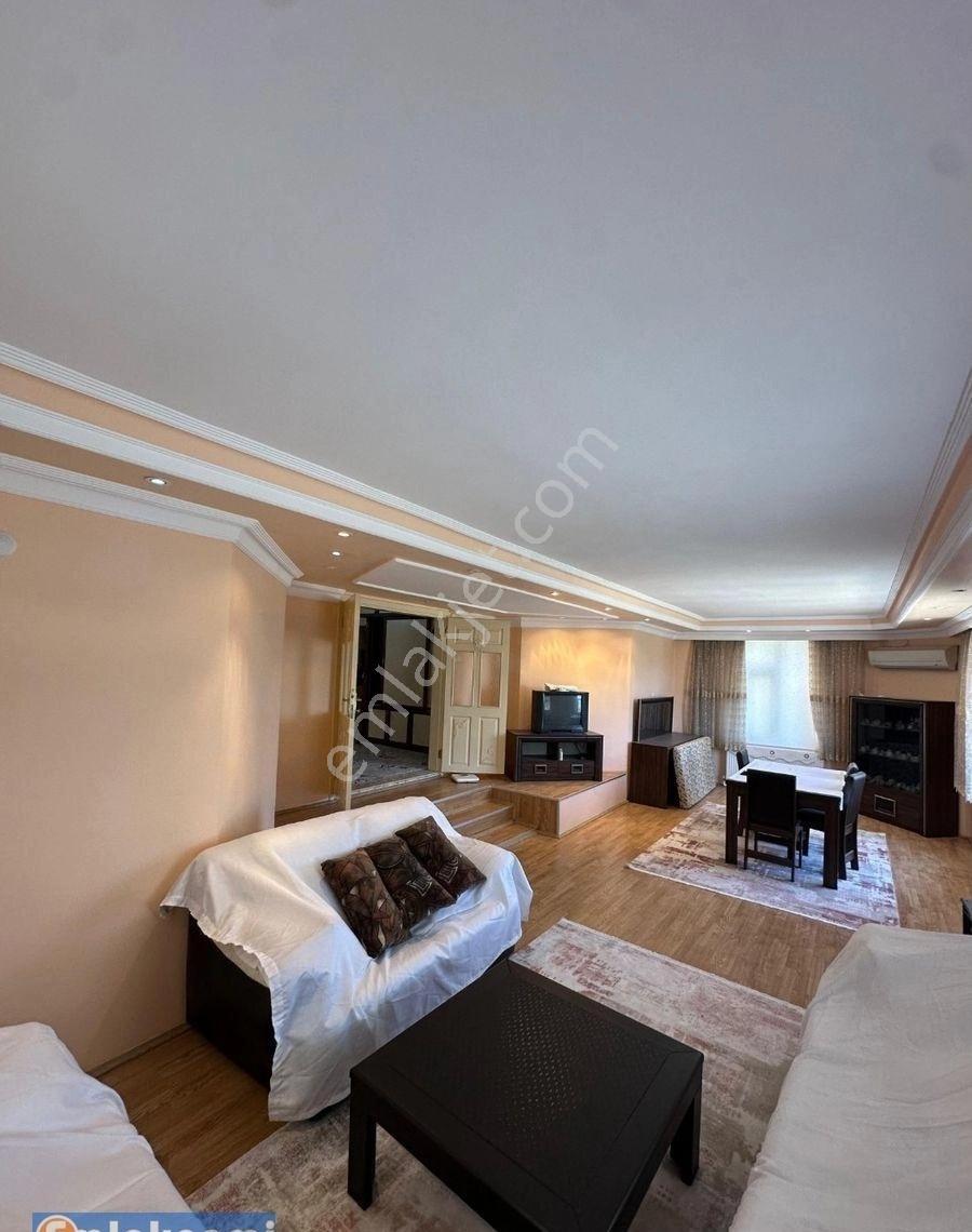 Cumhuriyet Mah'de 3+1 210m2 Satılık Daire