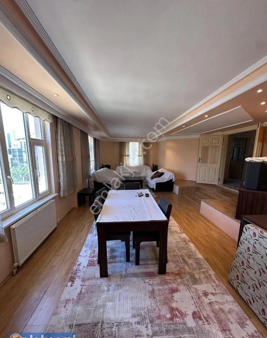 Cumhuriyet Mah'de 3+1 210m2 Satılık Daire