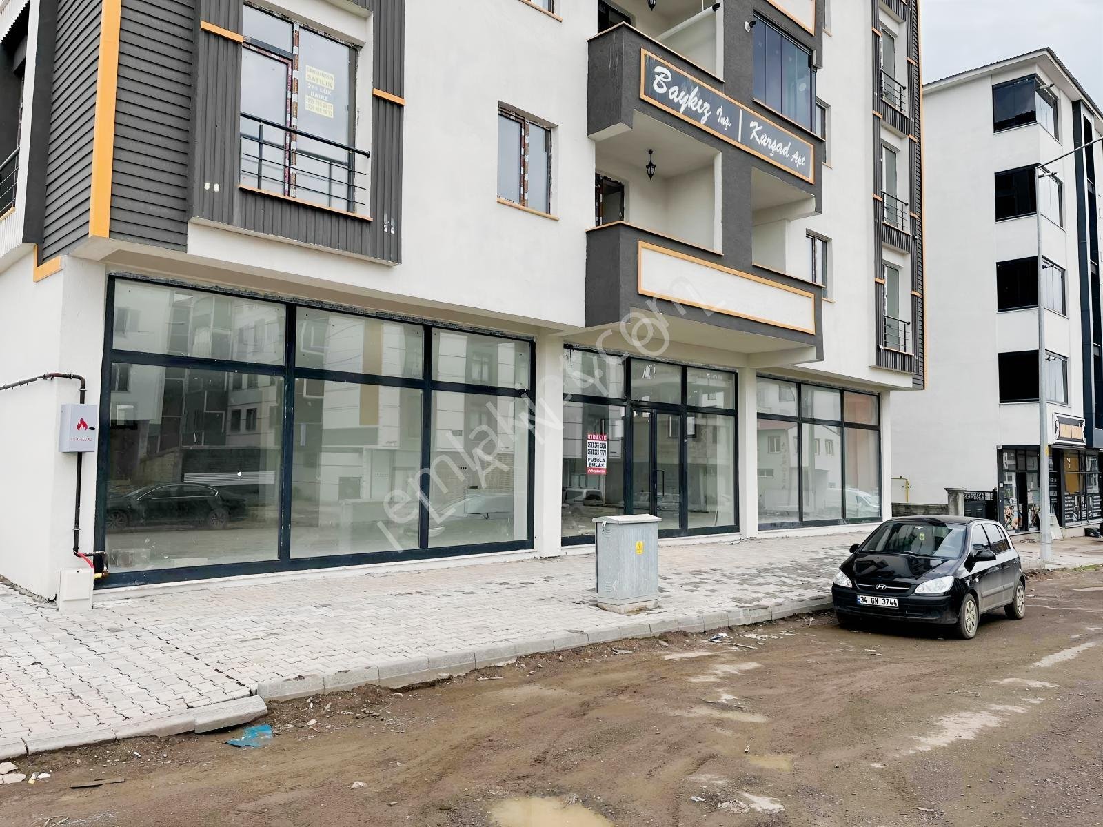 Bahçeşehir Yanı Kiralık 350 M2 Vitrin Dükkan