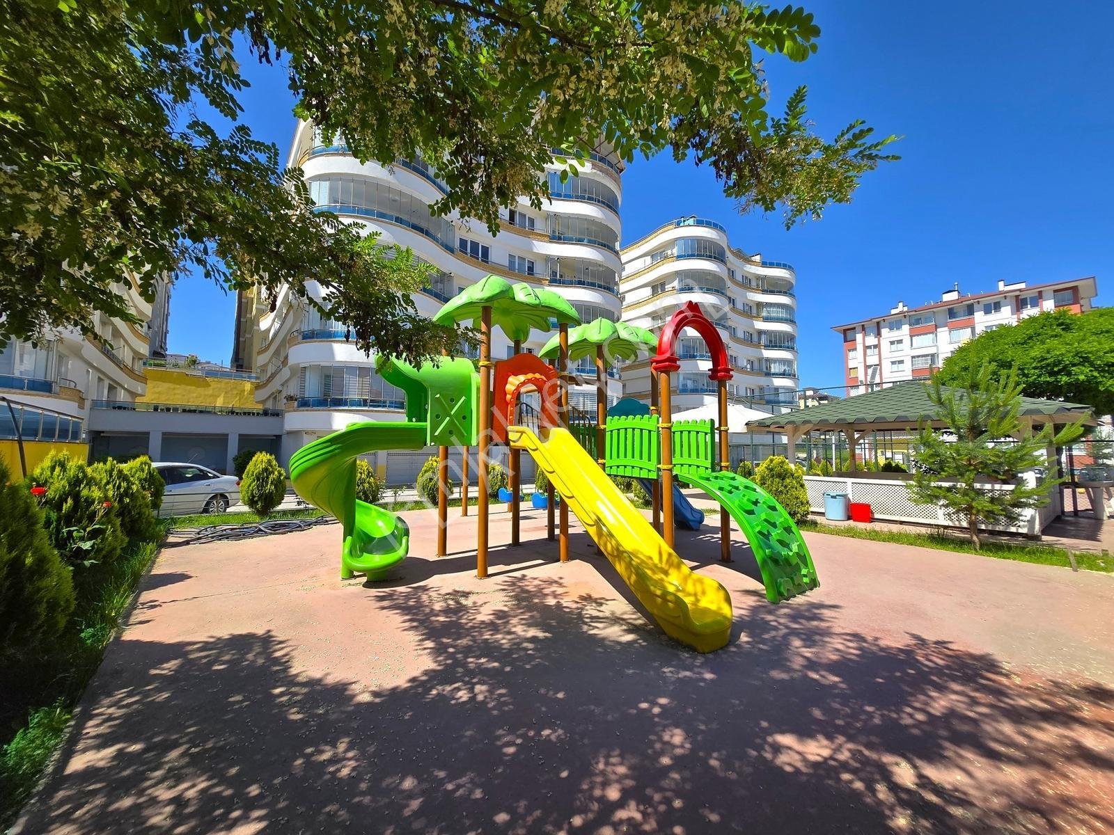 Garanti Emlak'tan "sosyal Tesisli Sitede" K. Otoparklı 3+1 Daire