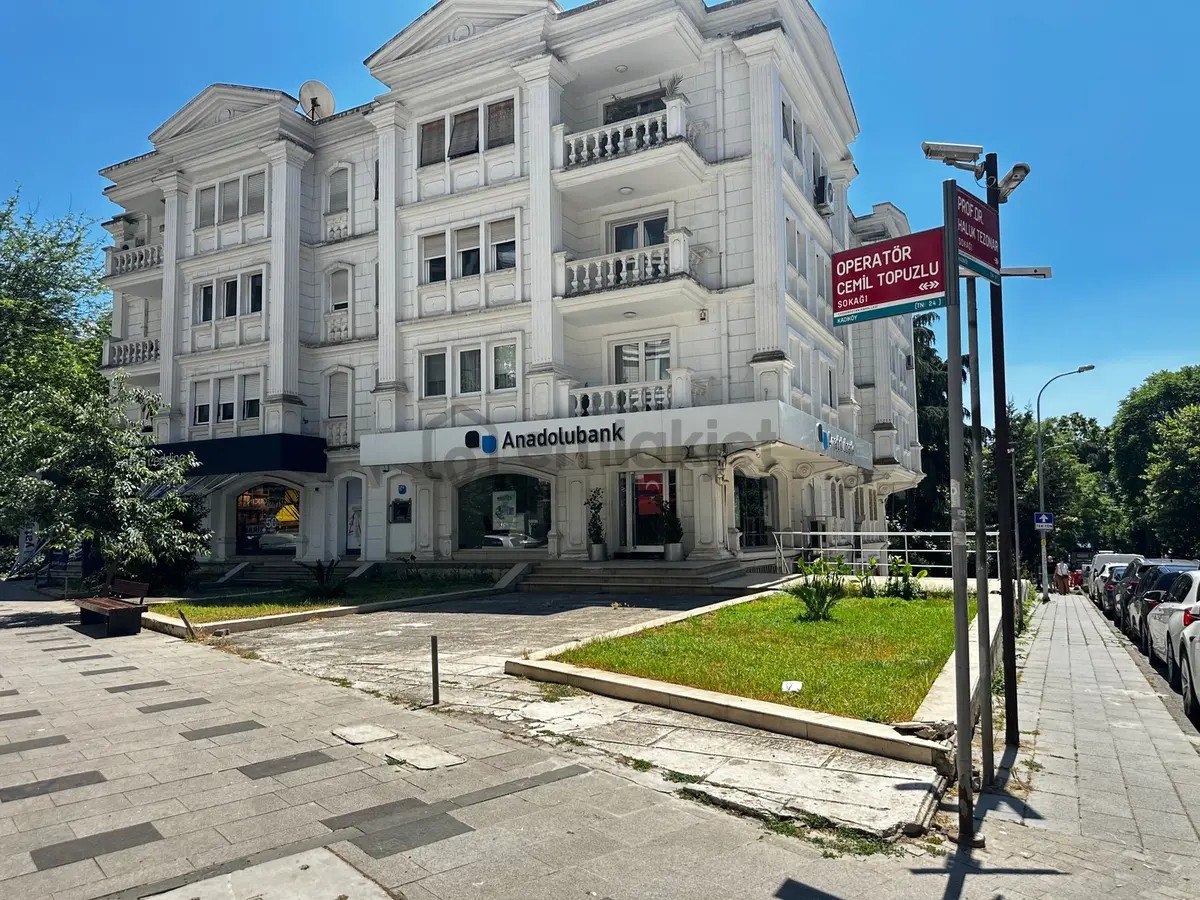 Op.dr.cemil Topuzlu'da Büyük Kulüp'e 50m Mesafede Satılık Dükkan