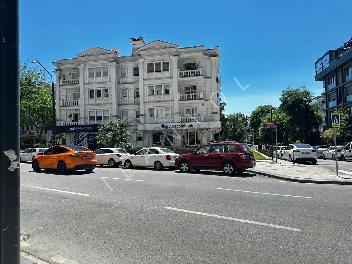 Op.dr.cemil Topuzlu'da Büyük Kulüp'e 50m Mesafede Satılık Dükkan