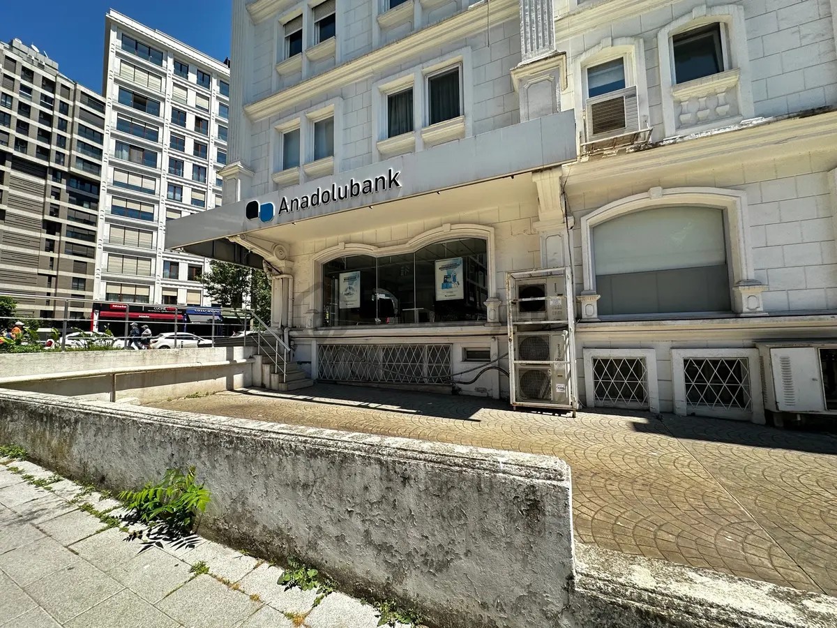 Op.dr.cemil Topuzlu'da Büyük Kulüp'e 50m Mesafede Satılık Dükkan