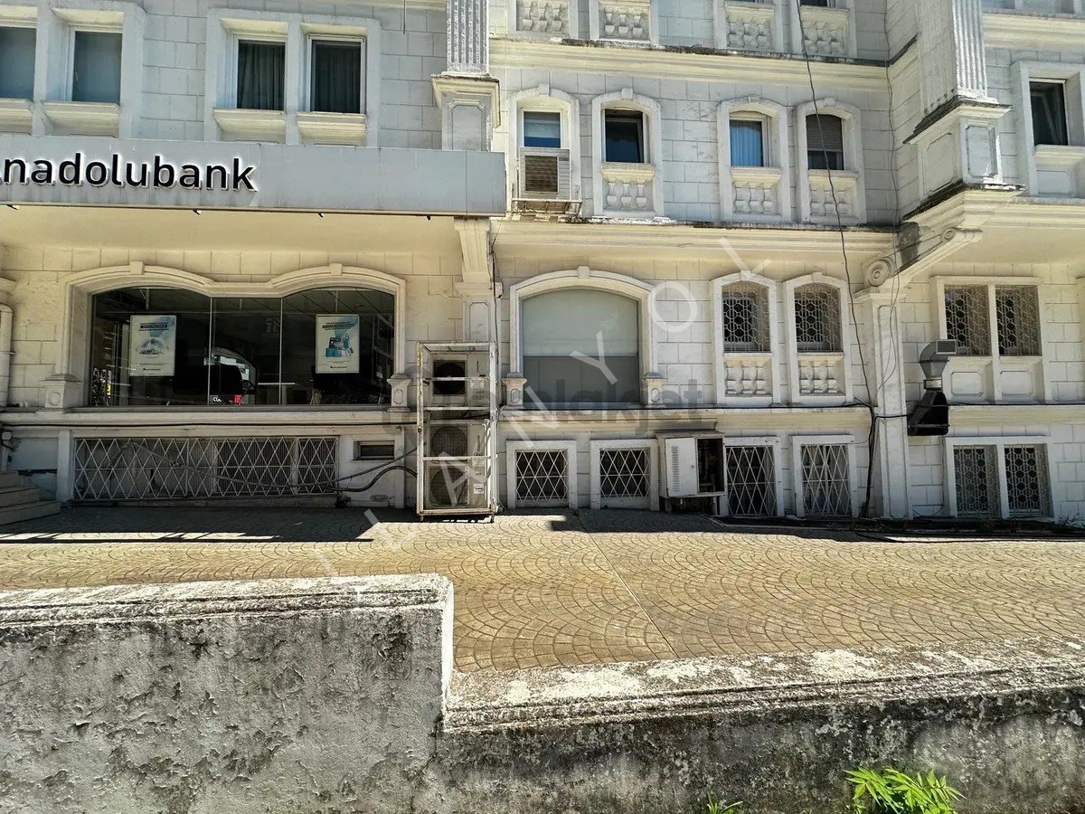 Op.dr.cemil Topuzlu'da Büyük Kulüp'e 50m Mesafede Satılık Dükkan