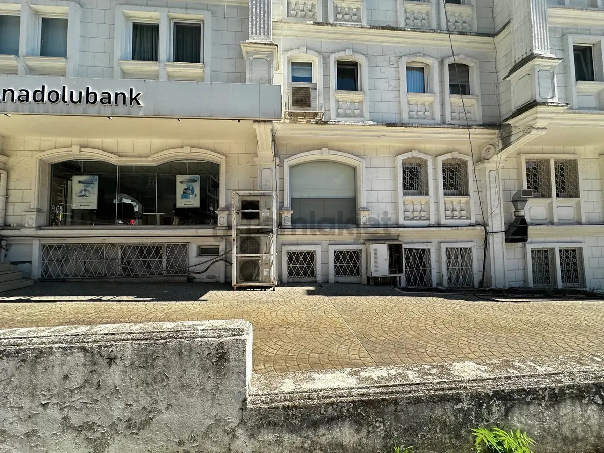 Op.dr.cemil Topuzlu'da Büyük Kulüp'e 50m Mesafede Satılık Dükkan