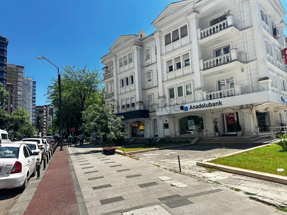 Op.dr.cemil Topuzlu'da Büyük Kulüp'e 50m Mesafede Satılık Dükkan