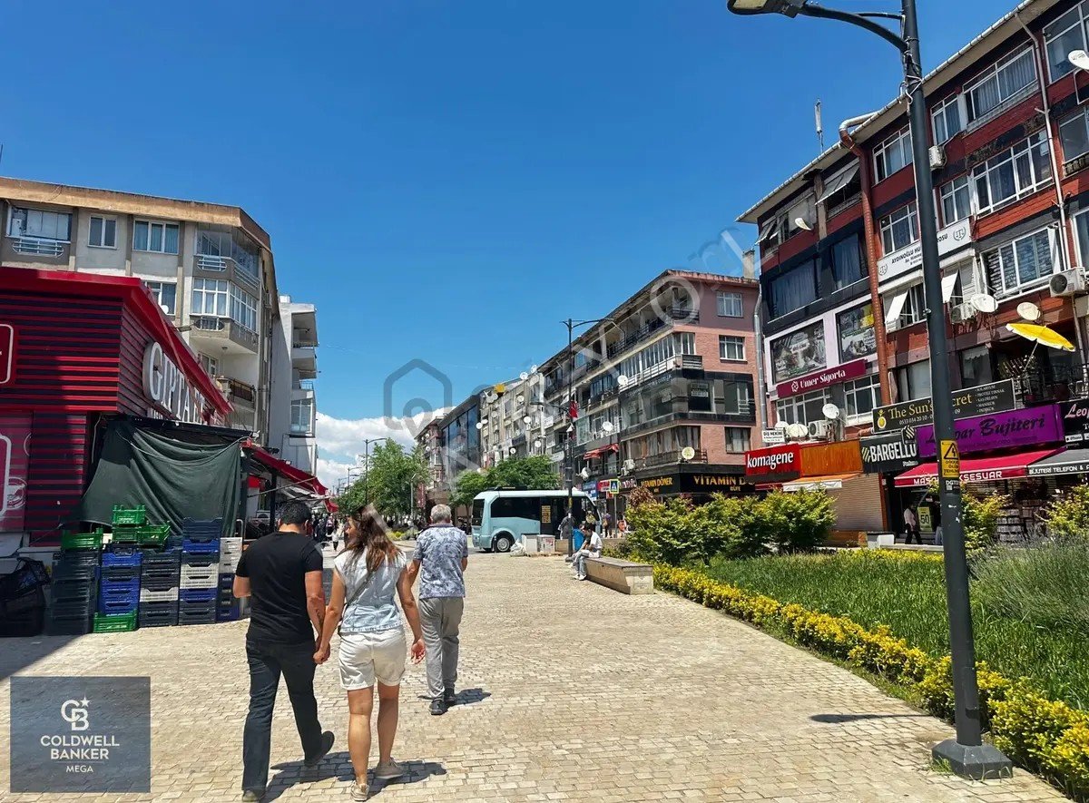 Maltepe Bağdat Caddesinde Satılık Kurumsal Kiracılı 560 Mdükkan