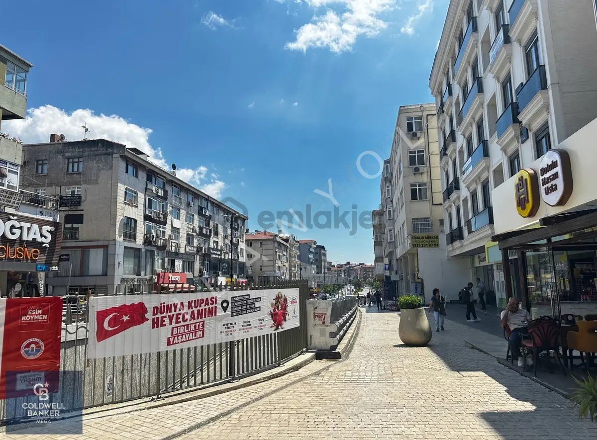 Maltepe Bağdat Caddesinde Satılık Kurumsal Kiracılı 560 Mdükkan