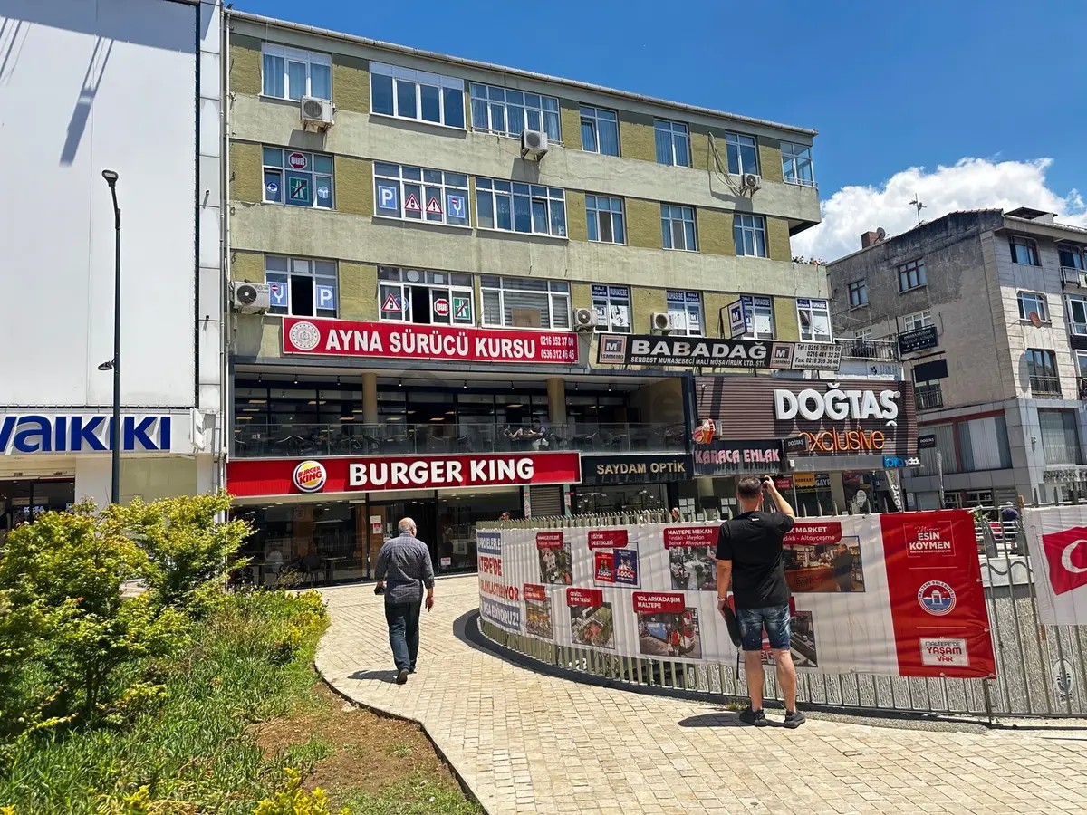 Maltepe Bağdat Caddesinde Satılık Kurumsal Kiracılı 560 Mdükkan