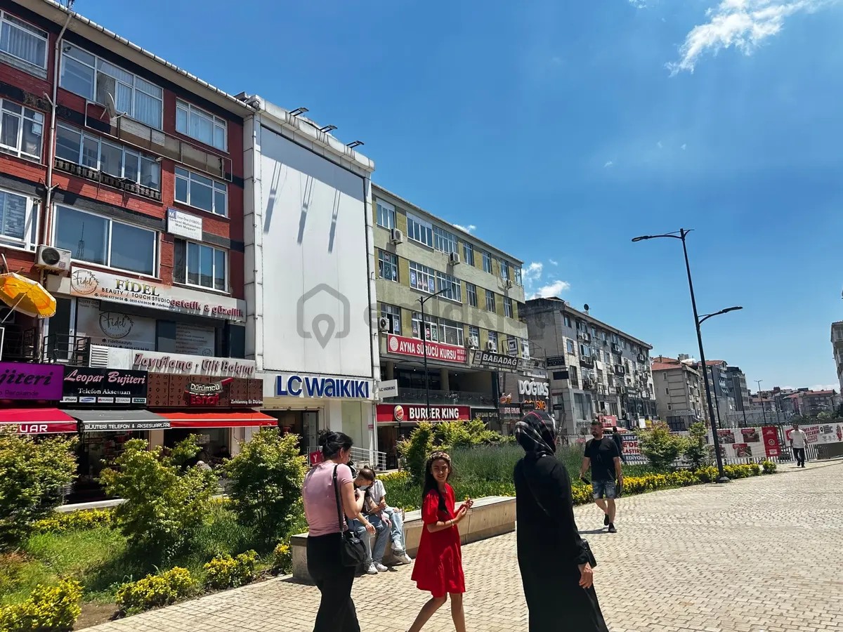 Maltepe Bağdat Caddesinde Satılık Kurumsal Kiracılı 560 Mdükkan