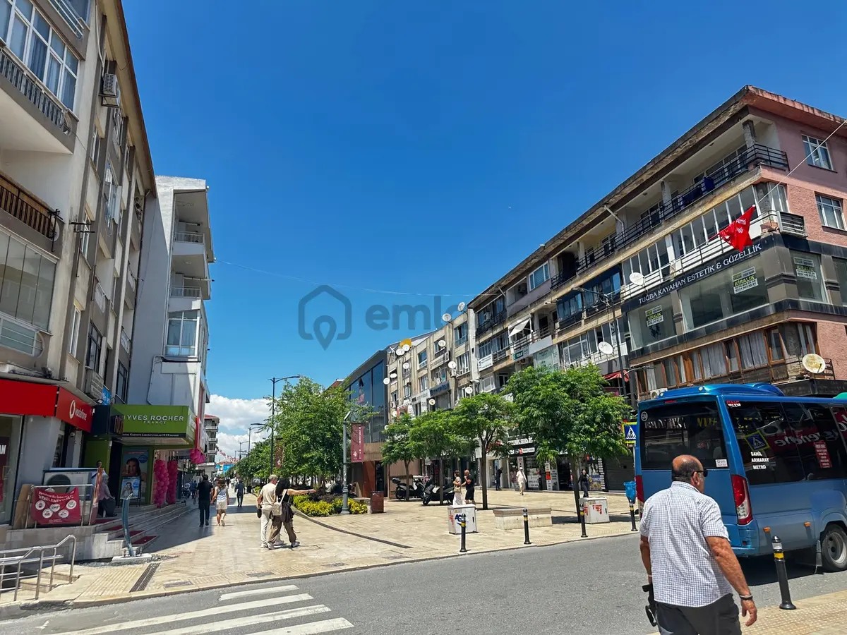 Maltepe Bağdat Caddesinde Satılık Kurumsal Kiracılı 560 Mdükkan
