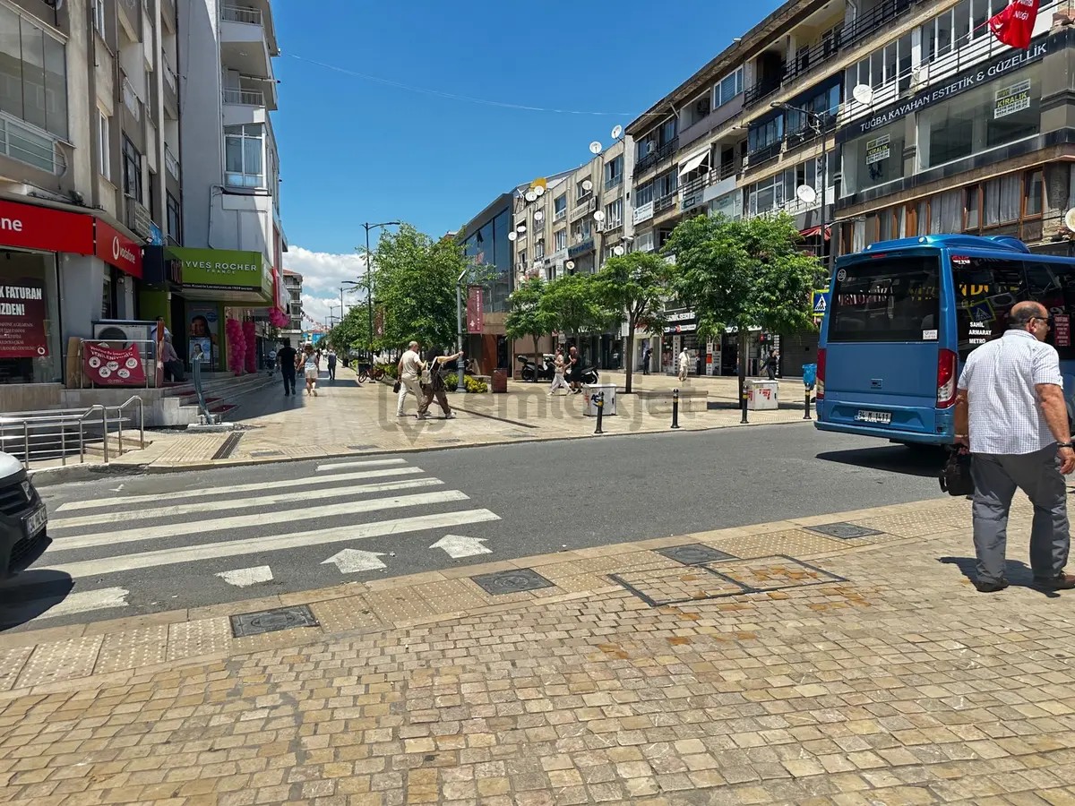 Maltepe Bağdat Caddesinde Satılık Kurumsal Kiracılı 560 Mdükkan