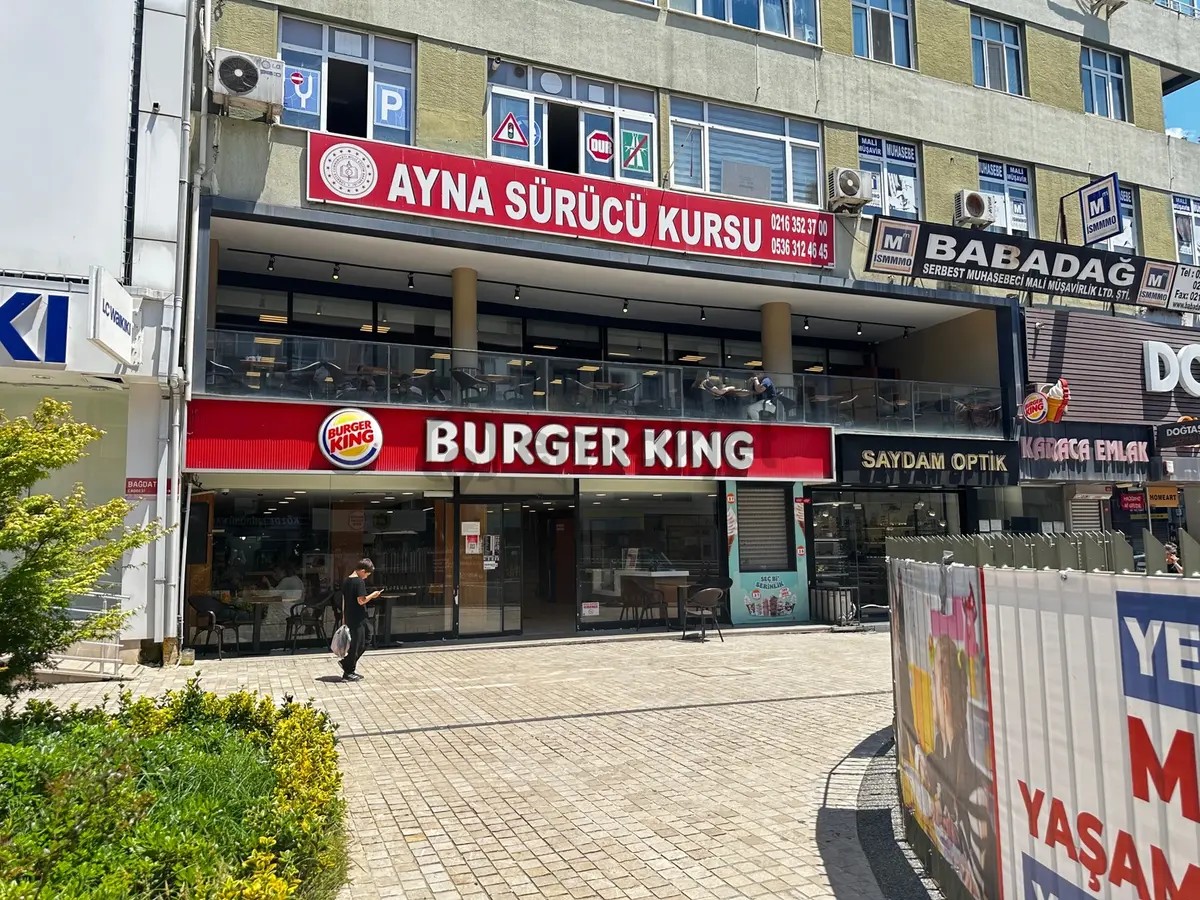 Maltepe Bağdat Caddesinde Satılık Kurumsal Kiracılı 560 Mdükkan
